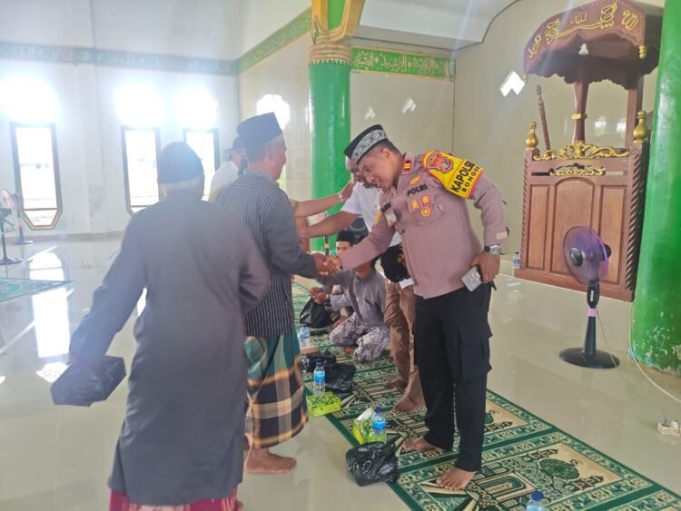 Kapolsek Bonggo Hadiri Peringatan Isra Mi’raj Nabi Muhammad SAW di Kampung Kiren