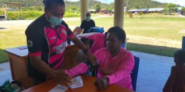 Bhayangkari Polres Mamberamo Tengah Bersinergi dengan Puskesmas Kobakma Gelar Posyandu dan Pemeriksaan Kesehatan