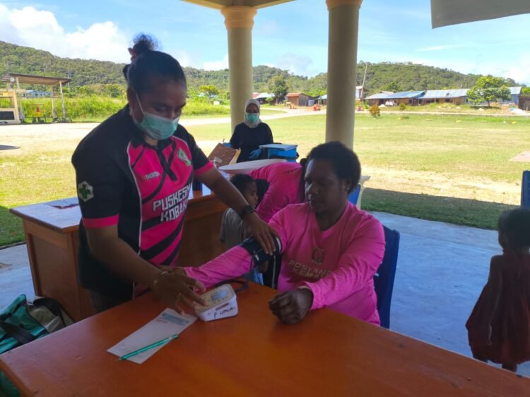 Bhayangkari Polres Mamberamo Tengah Bersinergi dengan Puskesmas Kobakma Gelar Posyandu dan Pemeriksaan Kesehatan