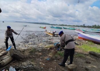 Ciptakan Lingkungan Bersih dan Sehat, Sat Polairud Sarmi Gelar Kerja Bakti Pesisir