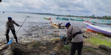 Ciptakan Lingkungan Bersih dan Sehat, Sat Polairud Sarmi Gelar Kerja Bakti Pesisir