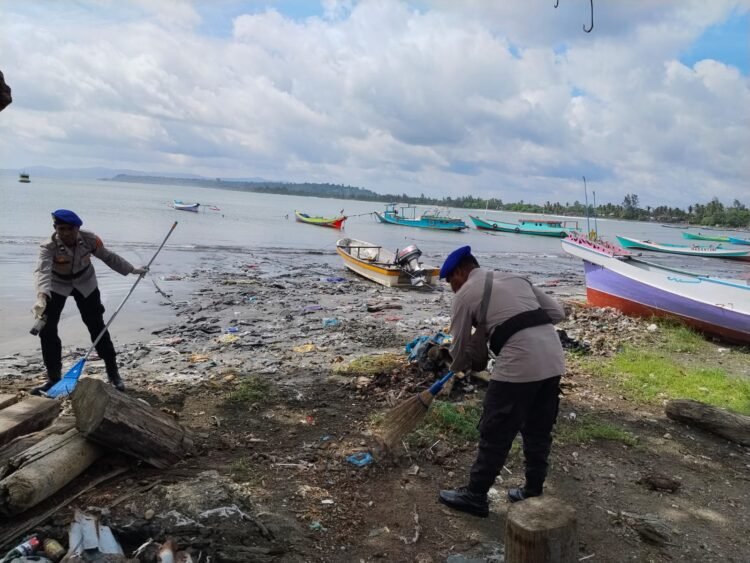 Ciptakan Lingkungan Bersih dan Sehat, Sat Polairud Sarmi Gelar Kerja Bakti Pesisir
