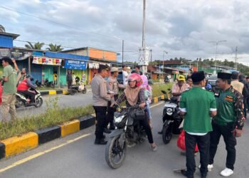 Sat Samapta Polres Sarmi Turun Langsung Amankan Kegiatan Berbagi Takjil untuk Masyarakat