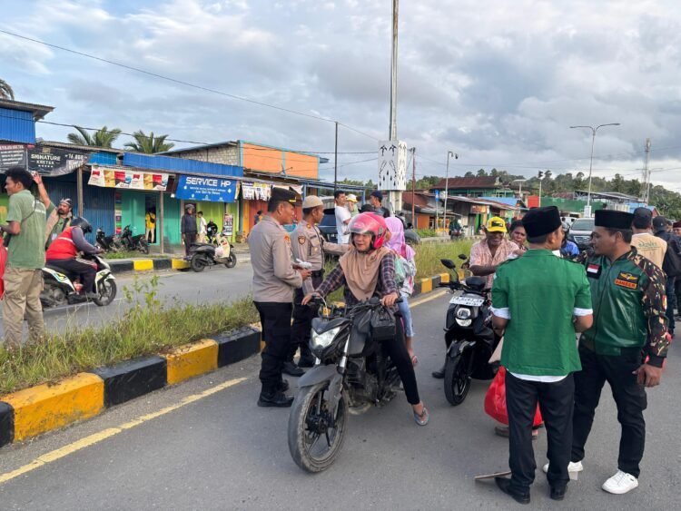 Sat Samapta Polres Sarmi Turun Langsung Amankan Kegiatan Berbagi Takjil untuk Masyarakat