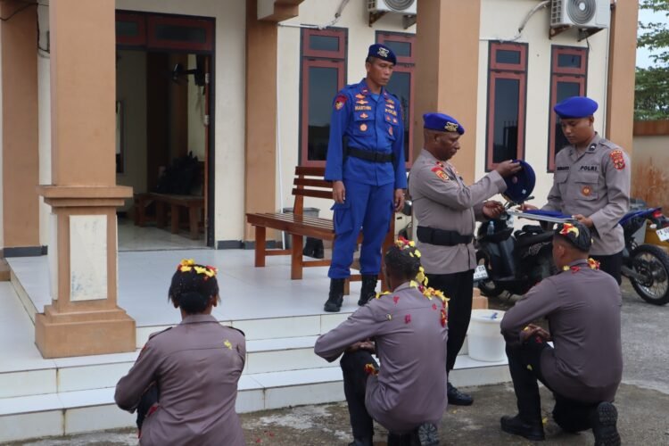 Long March 20 Kilometer Dilanjutkan Renang Laut 2 Nautical Mile, Personel Baru Sat Polairud Polres Sarmi Jalani Pembinaan Tradisi dan Pembaretan