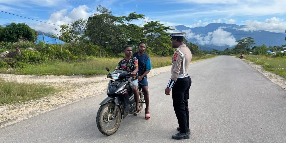Sat Lantas Mamberamo Tengah Gelar Strong Point Pagi, Utamakan Teguran Humanis bagi Pelanggar