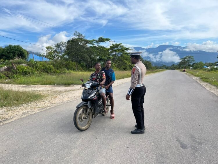 Sat Lantas Mamberamo Tengah Gelar Strong Point Pagi, Utamakan Teguran Humanis bagi Pelanggar