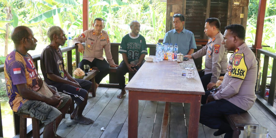 Kapolres Sarmi Kunjungi Polsek Tor Atas, Serap Aspirasi Tokoh Adat dan Kepala Kampung