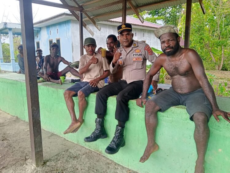 Polsek Muara Tami Sambangi Warga Kampung Mosso, Berikan Himbauan Harkamtibmas Di Wilayah Perbatasan RI-PNG