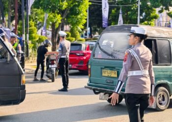 Dukung Ketahanan Pangan, Bhabinkamtibmas Polsek Muara Tami Cek Lahan Jagung Binaan di Koya Barat