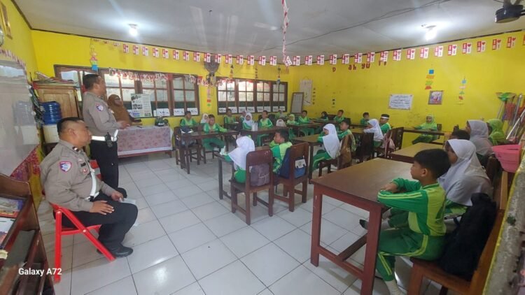 Satlantas Polres Jayapura Tanamkan Disiplin Berlalu Lintas Sejak Dini Lewat Program Polsanak di Sentani