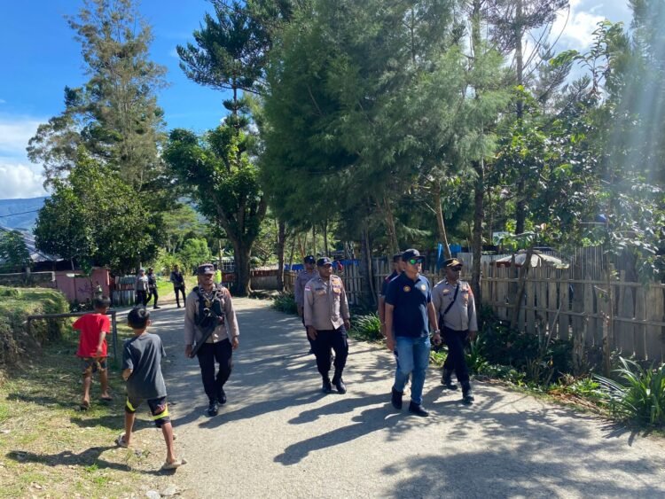 Dukung Swasembada Pangan, Polsek Muting Bersama Warga Panen Jagung Di Distrik Ulilin 