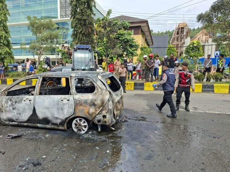 Mobil Modifikasi BBM Terbakar di Depan Mapolda, Polda Papua Gerak Cepat Padamkan Api