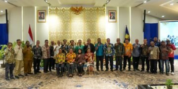 Menyapa Warga di Malam Hari, Polres Tolikara Hadir Lewat Patroli Jalan Kaki