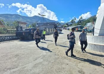 Bhabinkamtibmas Mararena Hadiri Pelepasan Siswa SMA Negeri 1 Sarmi, Imbau Rayakan Kelulusan Secara Bijak 