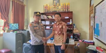 Bhabinkamtibmas Mararena Hadiri Pelepasan Siswa SMA Negeri 1 Sarmi, Imbau Rayakan Kelulusan Secara Bijak 