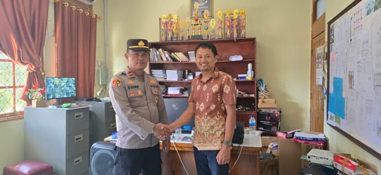 Bhabinkamtibmas Mararena Hadiri Pelepasan Siswa SMA Negeri 1 Sarmi, Imbau Rayakan Kelulusan Secara Bijak 