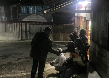 Polsek Numfor Barat Musnahkan Puluhan Botol Miras Hasil Sitaan Operasi Lilin 2025