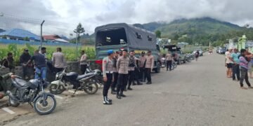 Kapolsek Kelila Bersama Personel dan Warga Gotong Royong Perbaiki Jalan Terdampak Longsor di Kampung Onggobalo