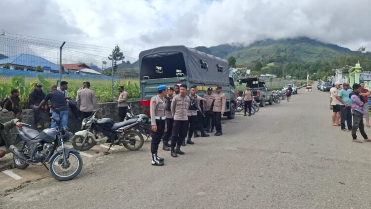 Kapolsek Kelila Bersama Personel dan Warga Gotong Royong Perbaiki Jalan Terdampak Longsor di Kampung Onggobalo
