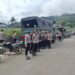 Kapolsek Kelila Bersama Personel dan Warga Gotong Royong Perbaiki Jalan Terdampak Longsor di Kampung Onggobalo