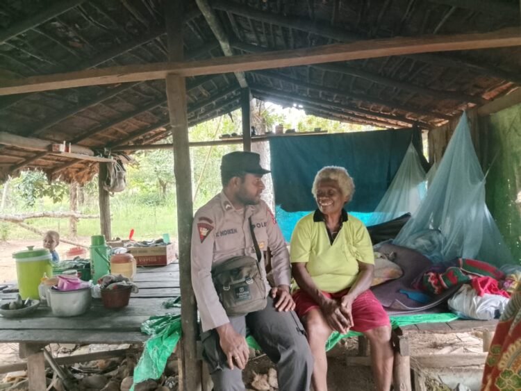 Personel Polsek Sota Sambangi Warga Kampung Erambu, Sampaikan Pesan Kamtibmas