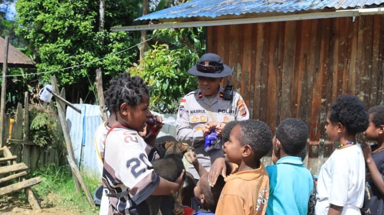 Kasat Binmas Polres Puncak Berbagi Kasih dengan Anak-Anak di Kampung Misimaga