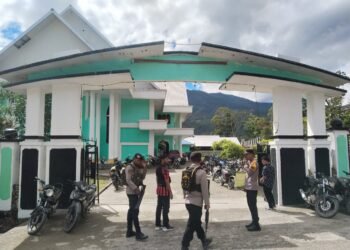 Kasat Binmas Polres Puncak Berbagi Kasih dengan Anak-Anak di Kampung Misimaga