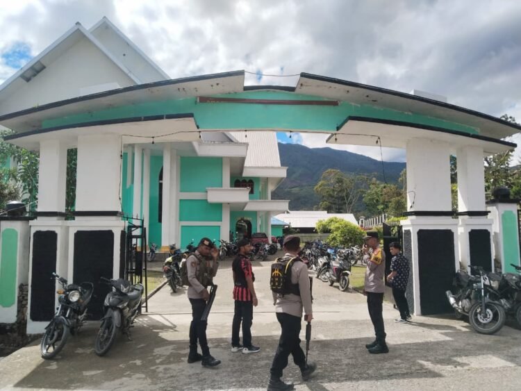 Kasat Binmas Polres Puncak Berbagi Kasih dengan Anak-Anak di Kampung Misimaga