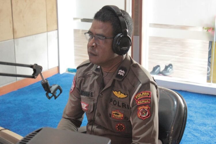 Polisi Menyapa di RRI Jayapura, Satlantas Polres Keerom Ajak Masyarakat Wujudkan Budaya Tertib Berlalu Lintas