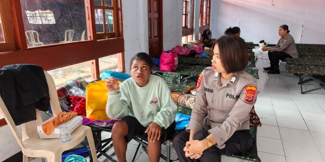 Polda Papua Berikan Trauma Healing kepada Korban Ledakan di Biak Numfor, Hadirkan Semangat dan Keceriaan di Pengungsian