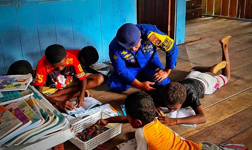 Menyapa Warga di Malam Hari, Personel Polsek Kelila Perkuat Kehadiran Polri di Tengah Masyarakat