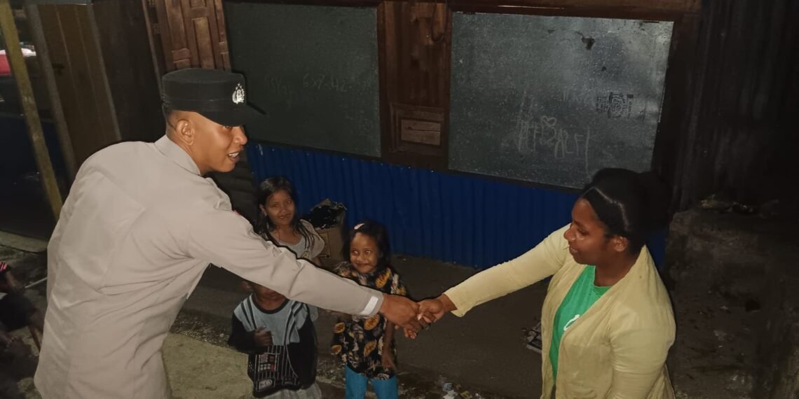 Menyapa Warga di Malam Hari, Personel Polsek Kelila Perkuat Kehadiran Polri di Tengah Masyarakat